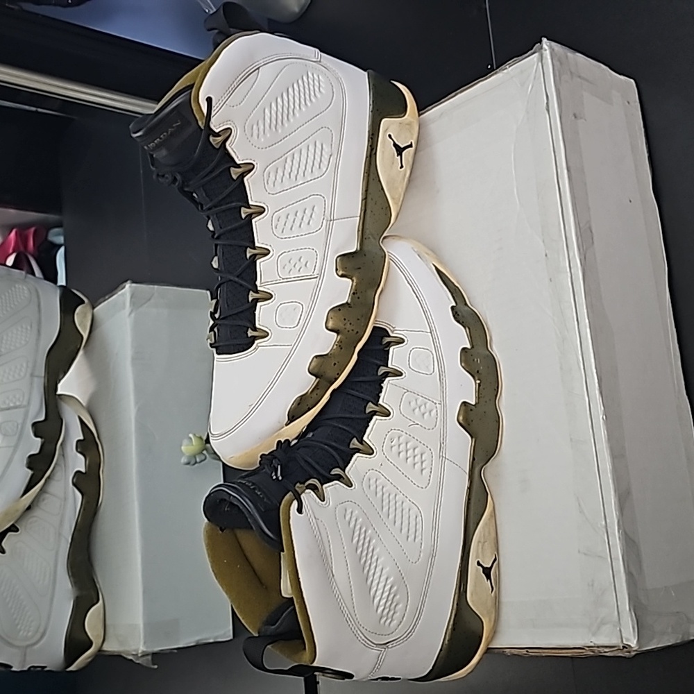 JORDAN 9 Statue Size 12